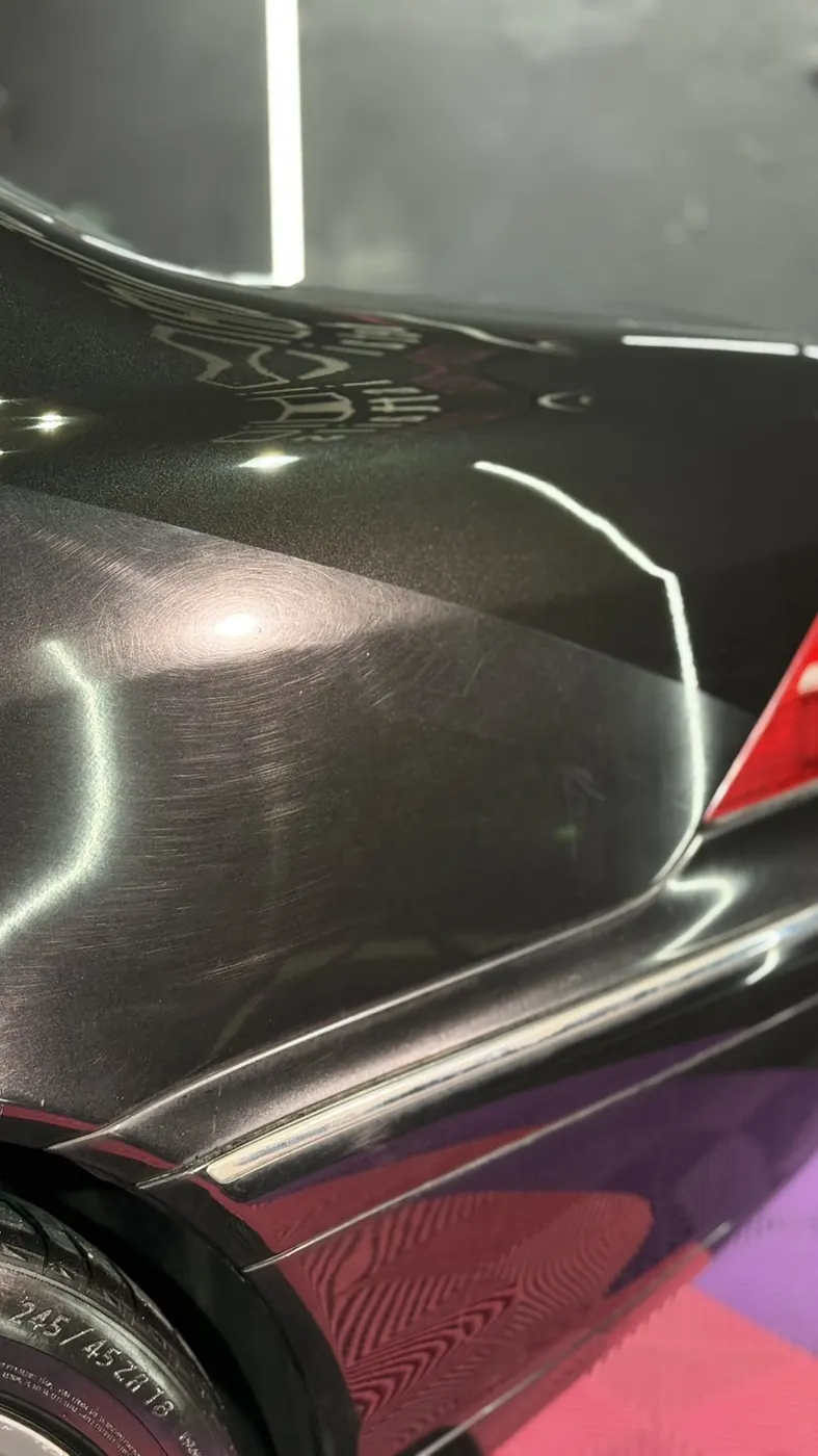 Κυκλικές γρατζουνιές σε μαύρη βαφή πριν τη διόρθωση